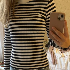 Randig tröja H&M - Randig, ribbad tröja från H&M. Använd fåtal gånger. Passar XS-S💕