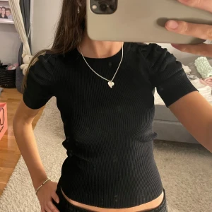 Topp - Snygg ribbad fest/vardags topp från bershka, i strl Xs. (Fläckarna på bilden är ej på tröjan utan på spegeln) 💕