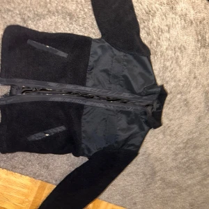 Fliss jacka - Vanlig fliss jacka som är jätte skön på höst och vinter. Möts bara upp (stockholm)