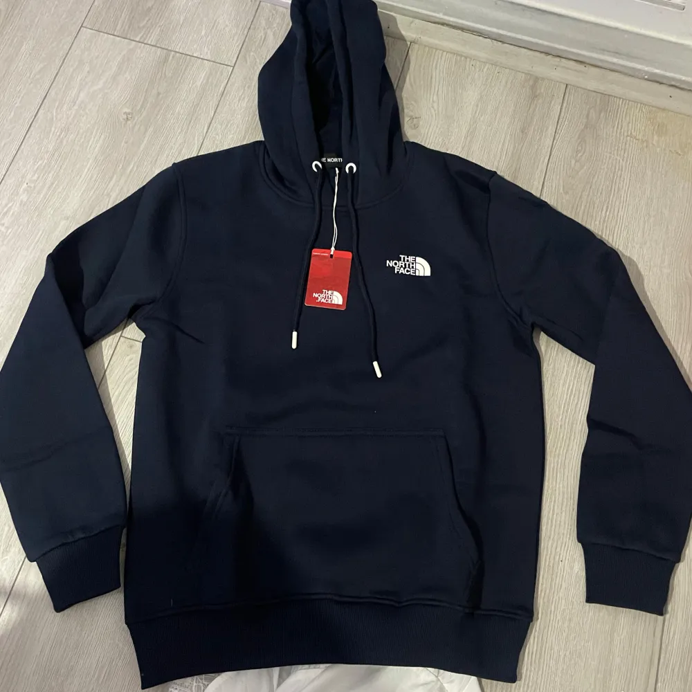 Säljer en hoodie från The North Face i storlek M. Den är i nytt skick med etikett kvar. Helt oanvänd. (Den är från men avdelning, men funkar som unisex också). Nypris 948kr. Säljer för endast 525kr.. Hoodies.