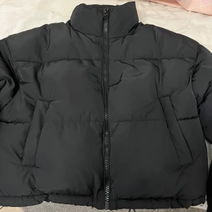 Jacka  - Höst/vinter jacka som är köpt på H&M  Säljs för att jag har köpte fel färg, använd 1 gång. 