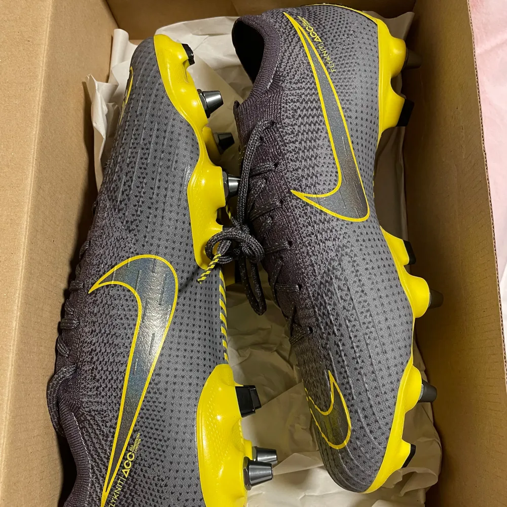 Tjena! Säljer dessa helt nya mercurial fotbollsskor i size 41! Lådan tillkommer! Mycket sällsynta och gillade!priset är förhandlingsbart! Mvh Erik. Skor.