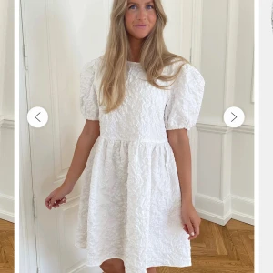 Byic vit klänning S - Använd 1 gång på studenten 2024 en liten stund på dagen, alltså nästan helt ny inga skavanker. Klänningen är slutsåld på hemsidan köpt för 749kr.