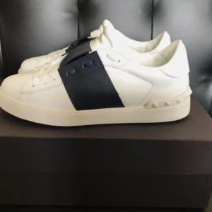 Valentino Garavani Open ev byte - Snygga Valentino Garavani open sneakers nya endast provade storlek 41 bytes mot andra skor i storlek 41 eller 42 eller nått annat kom med förslag. Kvitto finns inte endast skorna och kartong