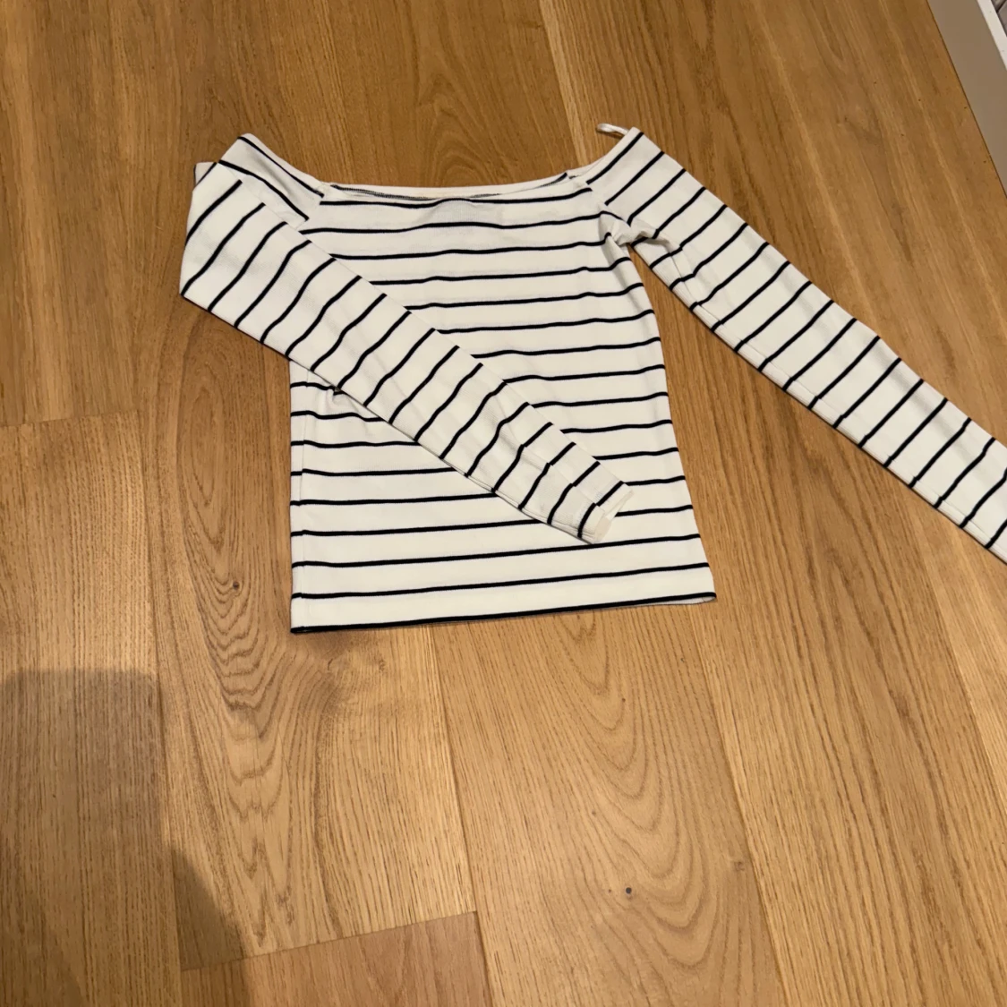 Randig offshoulder topp från Gina Tricot - 90