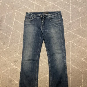 Acne Jeans - Snygga blå jeans från Acne med klassisk femficksdesign och dragkedja. De har en straight passform och är perfekta för en avslappnad stil. Storleken är 32/32 och nypris ligger på 1800 🙌✅