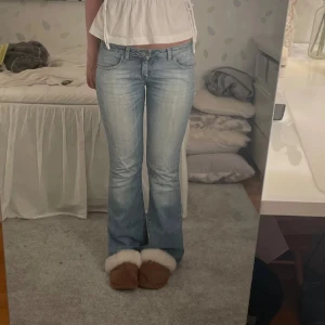 Blå bootcut jeans  - Super snygga jeans, köpa på plick. Säljer eftersom de är för små💞