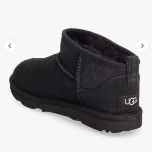 Svarta boots från UGG - Säljer mina nästan helt oanvända svarta ugg mini, äkta såklart. Skickar gärna mer bilder💕 nypris 1900! Mitt pris 1000💕