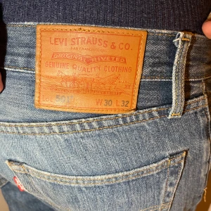 Levi's 501 jeans - Klassiska blå Levi's 501 demin jeans. Storlek: W30/L32 - Nypris ~ 1300