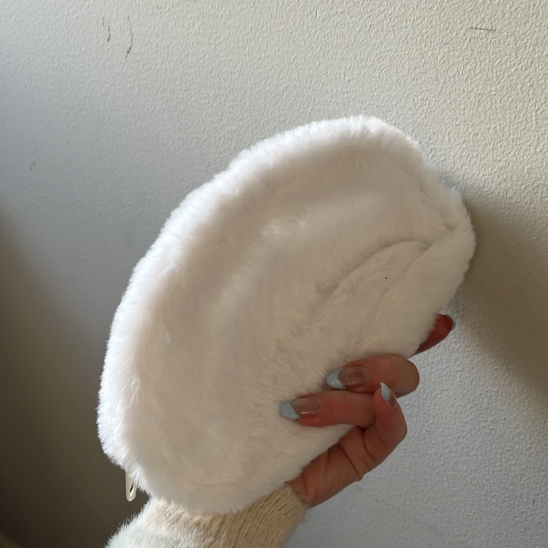 Vit pälsig plånbok med hundmotiv - 91