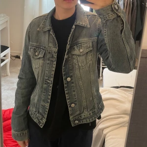Jeansjacka från Diesel - Snygg jeansjacka från Diesel, storlek L men passar mig som vanligtvis har S!