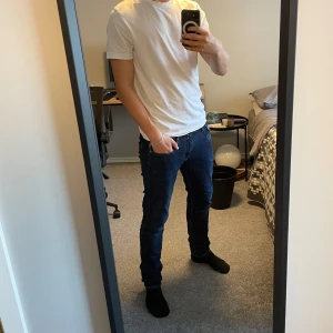 Replay Anbass - // Slim fit Replay Anbass jeans i storlek 33 |Skick 8-9/10 | Modellen är 180 cm lång och väger 70 kg  // Quality Clothing