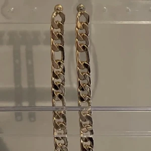 Guldörhängen med kedjedesign - Snygga guldörhängen med en stilren kedjedesign. Perfekta för att ge en elegant touch till din outfit. Lätta att matcha med andra smycken.