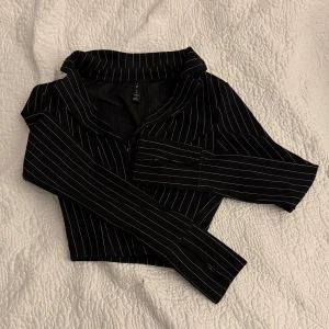 Svart randig skjorta - Snygg korset skjorta med vita ränder och långa ärmar. Storlek S. Endast använd 1 gång. 