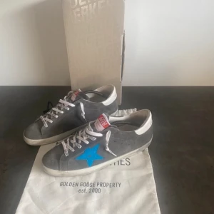 Golden Goose skor - Säljer dessa sjukt snygga golden goose skor. Skorna är i en unik modell och är super populära. Dom är i väldigt bra skick, storlek 43 och passar perfekt till hösten/vintern.