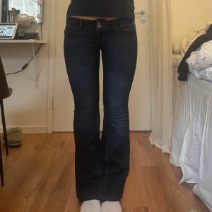 Lågmidjade jeans - Såå snygga lågmidjade bootcut jeans från denim rules by TRF. De är i bra skick. Jag är 167 cm lång. De är utsydda. 42 cm midjemått och innerbenslängd är 74 cm