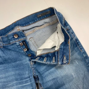 Dondup jeans - Dondup jeans Ritchie | sitter som storlek 31 - fint skick, med unika slitningar och hål längst byxorna - mitt pris: endast 749kr, nypris: 3000kr - SKYNDA FYNDA❗️