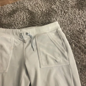 Ljus blåa  mjukisbyxor från Juicy Couture - Snygga och bekväma ljus blåa  mjukisbyxor från Juicy Couture! Storlek xs fint o bra sick skriv för frågor!!