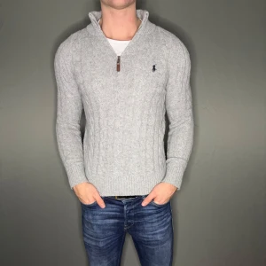 Ralph lauren tröja - Hej säljer nu min fina Ralph Lauren halfzip i storlek S. Den är i helt nytt skick och kommer vara otroligt snygg i höst/vinter. Nypris cirka 2400kr! Vi kommer att sälja liknande produkter nu närmare vinter så glöm inte följa profilen!🌊🍾