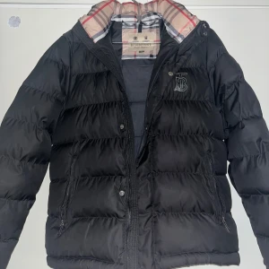 Burberry jacka beige - Säljer burberry åt min vän, storlek M, jackan är använt 1 år men har inga skador osv, nästan som ny fortfarande, pris kan diskuteras!!!