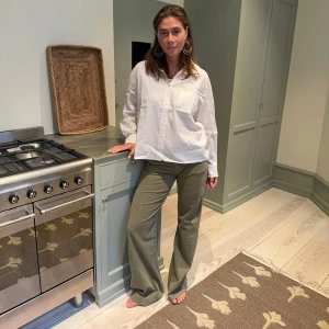 Design by Si byxor - Säljer ett par gröna byxor från design by si, aldrig använda! Säljer för att dom är förstöra och slängde lappen för att lämna tillbaka