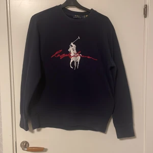 Ralph lauren sweatshirt - Tjena! Säljer nu denna svinsnygga och unika Ralph lauren sweatshirten! Den är riktigt bekväm och stilig. Nypris 2000-3000 (Görs inte längre) mitt pris är 400! Hör av er vid frågor✅