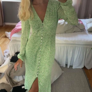 Adoore klänning - Säljer denna helt oanvända klänningen från Adoore (med lapp kvar) då den är lite för stor för mig. (Bild 2 är lånad)💚 pris kan diskuteras!!