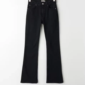 Svarta bootcut jeans - Svarta bootcut jeans från Gina Tricot. Använda några gånger, men i bra skick. 💞 Lånad bild (kan visa egna)