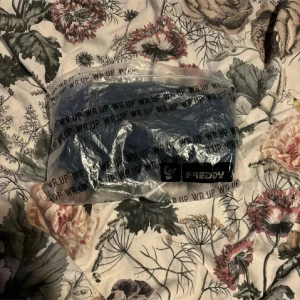 Blå shorts från Freddy - Snygga blå shorts från Freddy i jeansmaterial. De har en tight passform och är lågmidjade med dragkedja och knapp framtill. Perfekta för sommardagar!