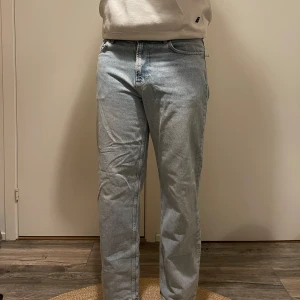 Ljusblå jeans från Karve - Säljer ett par ljusblå jeans från Karve/ Carlings i loose fit. De har en klassisk femficksdesign och är tillverkade av 100% återvunnen bomull. Perfekta för en avslappnad stil.
