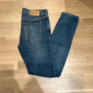 J Lindeberg Damien Jeans - Säljer nu dessa schyssta J Lindeberg jeansen i modellen damien, slim/skinny fit i ljusblå tvätt. Storlek 30/32. Hojta vid fler frågor. 