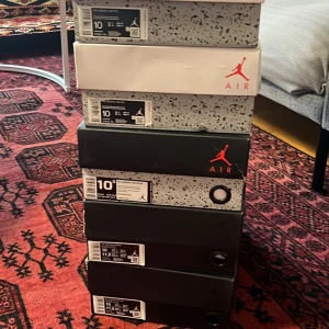 JORDAN 4 - Säljer flera par Nike Air Jordans i olika storlekar. Skorna kommer i sina originalkartonger med den ikoniska Jumpman-loggan. Perfekt för sneakerheads som vill utöka sin samling.