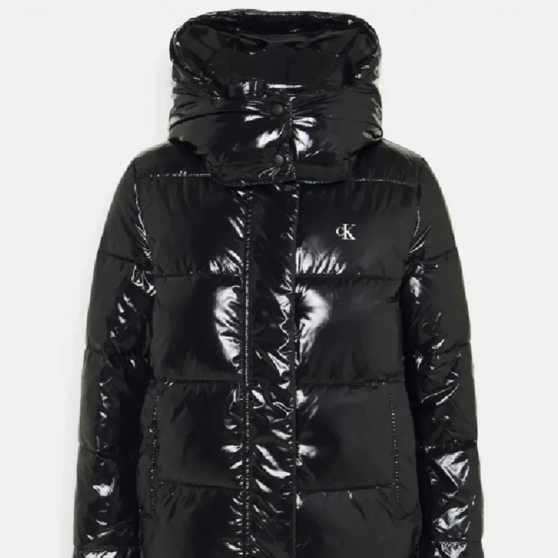 Svart glansig pufferjacka från Calvin Klein