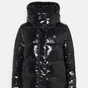 Svart glansig pufferjacka från Calvin Klein - Snygg svart pufferjacka från Calvin Klein. Kom med prisförslag!!