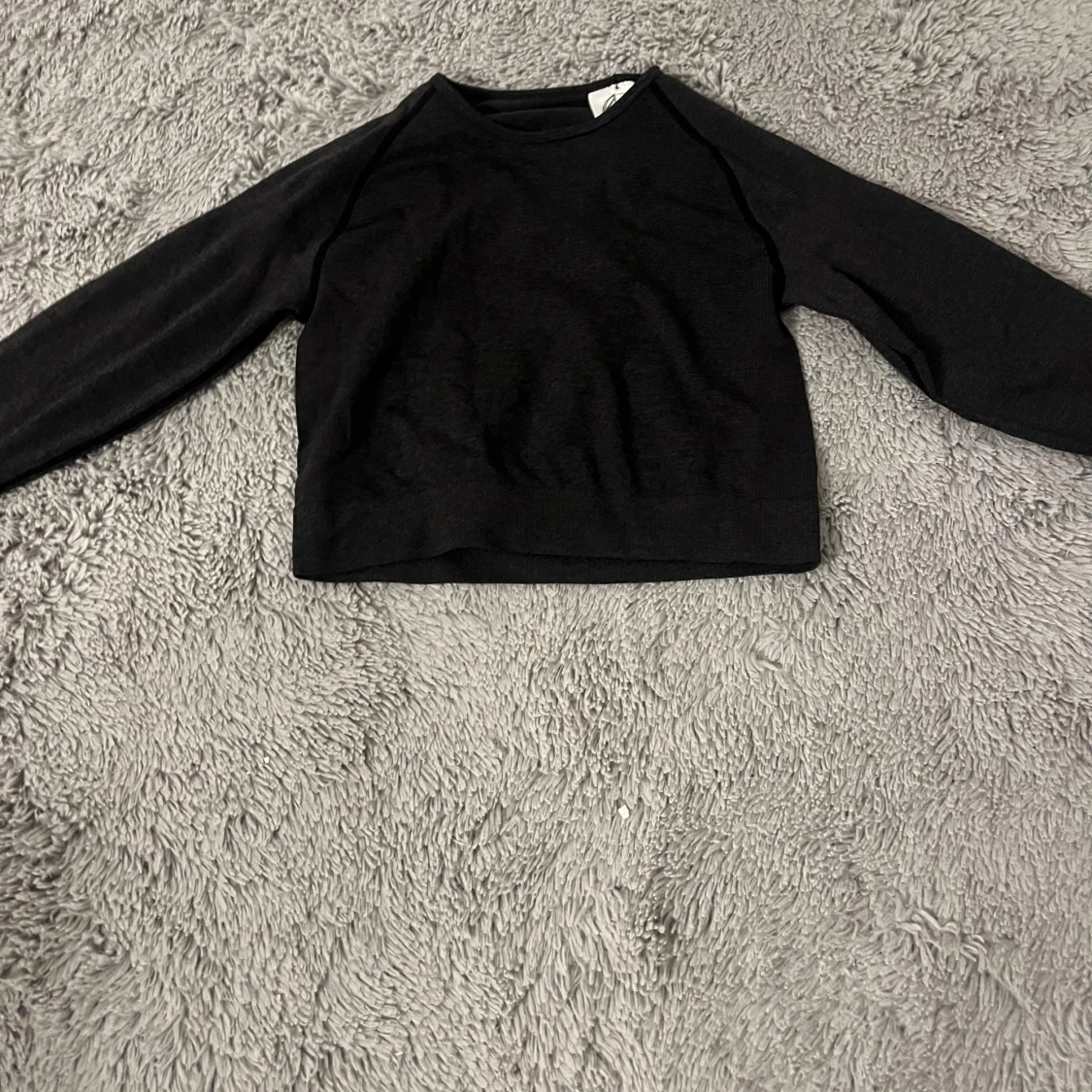 Svart tröja med långa ärmar