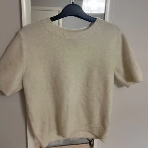 Stickad tshirt - Vit/creméfärgad stickad tshirt från hm. Lite nopprig men annars inget fel på. Säljer då den inte kommer till användning.🤍