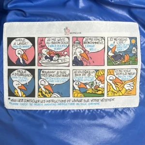 Ljusblå dunjacka från Moncler - Snygg ljusblå dunjacka från Moncler med dragkedja och tryckknappar. Jackan har en hög krage och Moncler-logga på ärmen. Perfekt för kyliga dagar med sin pufferdesign.