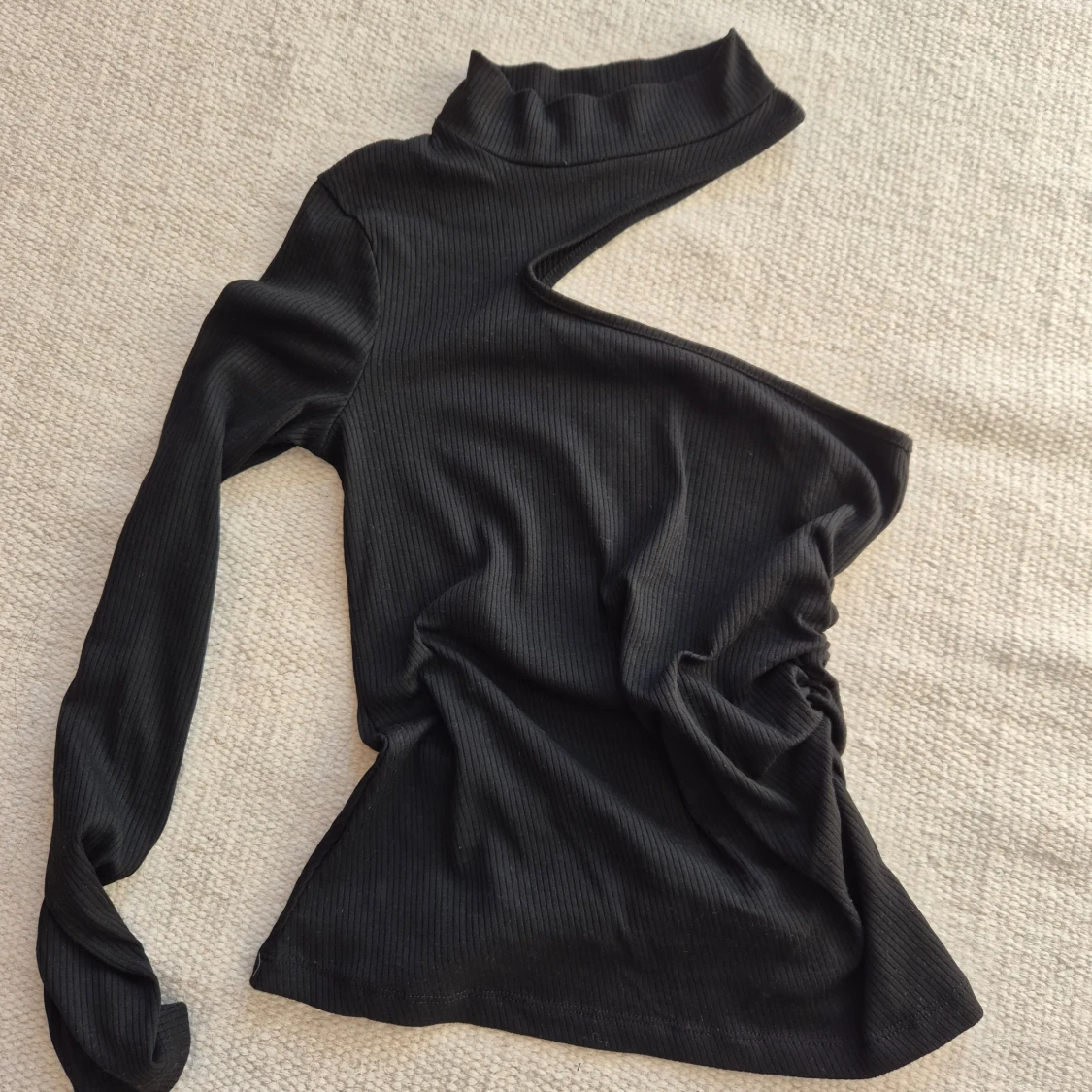 Svart oneshoulder topp från Bubbleroom - 90