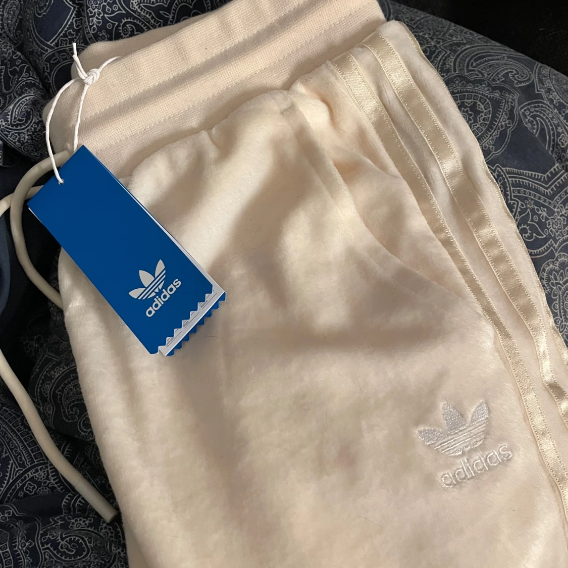 Beige mjukisbyxor från Adidas - 90