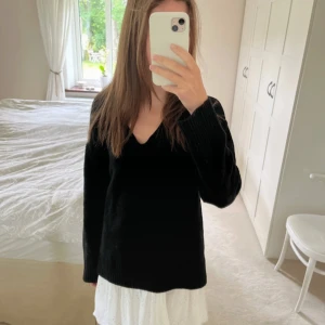 Svart stickad tröja med v-ringning - Säljer en stilren svart stickad tröja med v-ringning. Perfekt för kyligare dagar och lätt att matcha med olika outfits. Tröjan har långa ärmar och en bekväm passform.