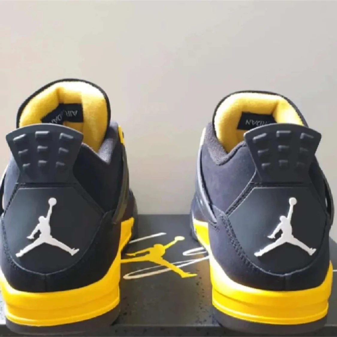 Svarta och gula Nike Air Jordans - 90