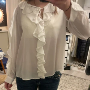 Volang blus  - Fin blus från zara säljer då jag inte använder den! Har ett hål vid armen som man inte ser! Skriv privat för Bild❤️