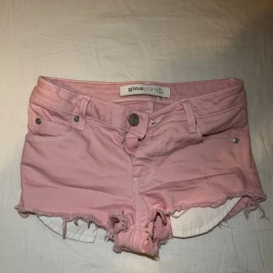 Rosa jeansshorts från Gina Tricot - Snygga rosa jeansshorts från Gina Tricot med fransiga kanter och klassisk femficksdesign. Perfekta för varma sommardagar!