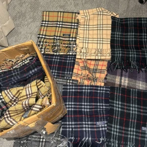 6st halsdukar burberry - Sex stycken Burberryhalsdukar i bulk. 