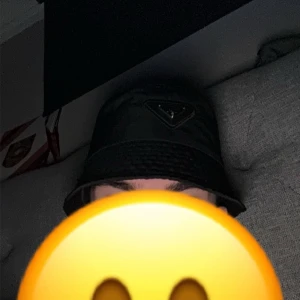 Prada Bucket hat - Prada Bucket hat knappt använd.