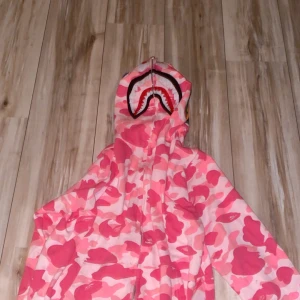 Bape Hoodie (XL JUNIOR) - Snygg bape hoodie köpt på 🐼buy aldrig använd men blivit för liten för mig