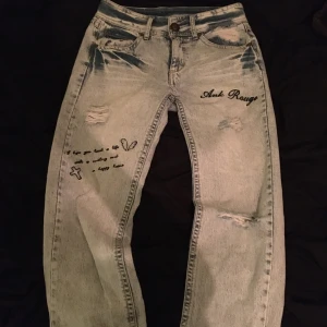 ljusa blåa jeans från Ank Rouge 🖤 - så himla fina jeans med slitningar och broderade detaljer. jeansen har knappar med hjärtan 🤍dom är från japanska märket Ank Rouge. midja tvärs över: 38 cm, längd: 89 cm. jättefint skick! 🤍