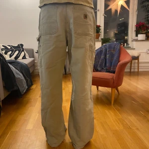 Beigea Carharttbyxor - Cargobyxor från carhartt🌟ett mindre hål på låret och några små målarfläckar därav billiga !