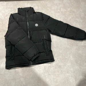  Trapstar vinterjacka  - Säljer en svart Trapstar pufferjacka för att jag är sugen på en ny denna vintern. Den är mycket varm och funkar perfekt till vintern. Den är i bra skick. Det finns en blank fläck ovanför fickan och någon liten på ena armen. Syns extra mycket under lampan, enligt bild.  Köpte den från Trensellers och då fick jag äktighetsgaranti. Den är i storlek L men passar mer som M. Skriv vid flera frågor.  