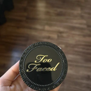 Too faced bronzer - Säljer denna då jag aldrig använt den, nypris är 450 och den är slutsåld, kan gå ner i pris vid snabbt köp🥰